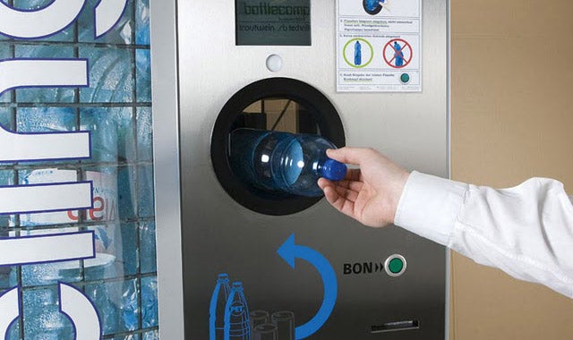 El Pleno de Elche acuerda estudiar implantar máquinas que pagan por reciclar El Pleno de Elche acuerda estudiar implantar máquinas que pagan por reciclar