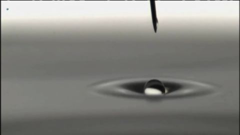 Una c&aacute;mara superlenta explica como se comporta una gota de agua al caer