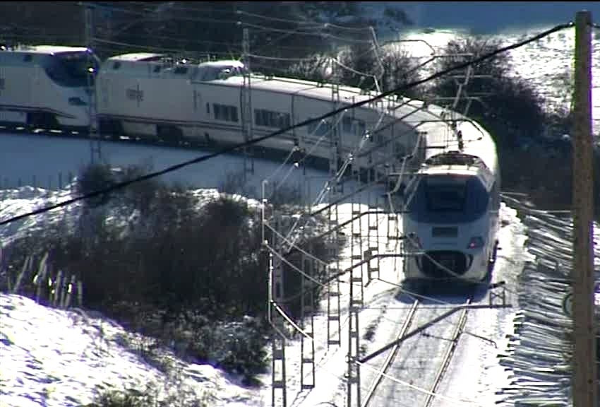 Decenas de alicantinos atrapados durante horas en un tren sin calefacción en pleno temporal de nieve Decenas de alicantinos atrapados durante horas en un tren sin calefacción en pleno temporal de nieve