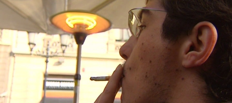 Fumando en una terraza con una estufa Fumando en una terraza con una estufa