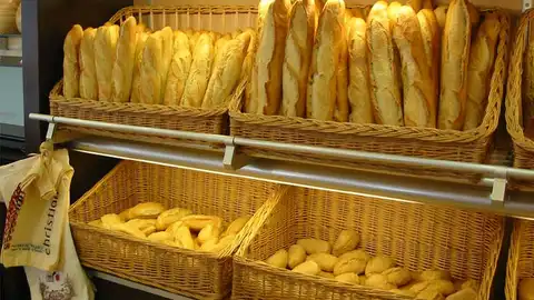 Barras del pan en una panadería Barras del pan en una panadería