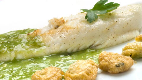 Rodaballo con salsa verde y almejas rebozadas