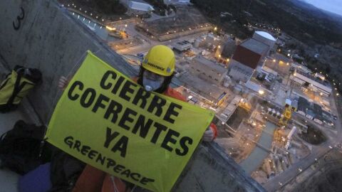 Activistas de Greenpeace en Cofrentes