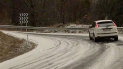 Las bajas temperaturas nocturnas han creado placas de hielo en algunas v&iacute;as.