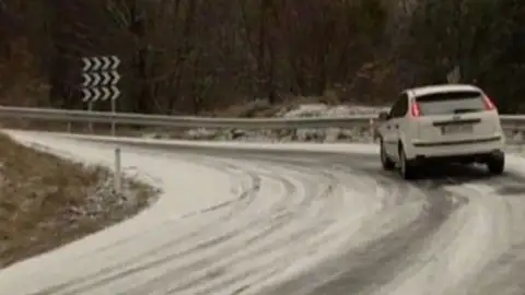 Las bajas temperaturas nocturnas han creado placas de hielo en algunas vías. Las bajas temperaturas nocturnas han creado placas de hielo en algunas vías.