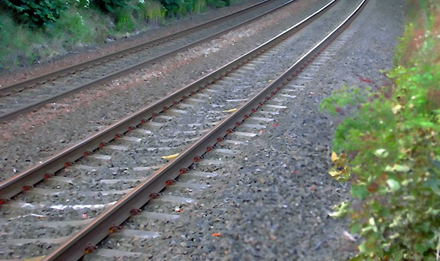 Un tren arrolla a un vehículo en un paso a nivel en Almagro y fallecen dos personas Un tren arrolla a un vehículo en un paso a nivel en Almagro y fallecen dos personas