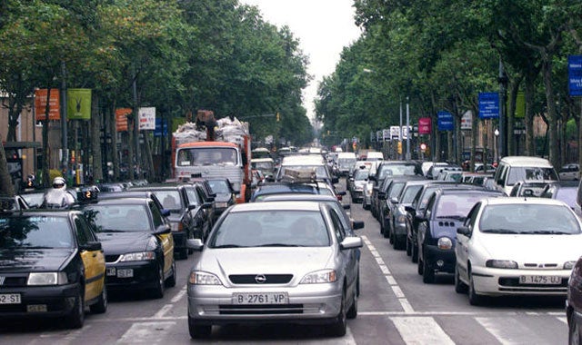 Barcelona ofrecerá transporte público gratis a cambio de deshacerse de los coches más contaminantes Barcelona ofrecerá transporte público gratis a cambio de deshacerse de los coches más contaminantes
