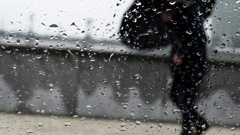 Imagen de archivo: fotograf&iacute;a de un hombre con paraguas.