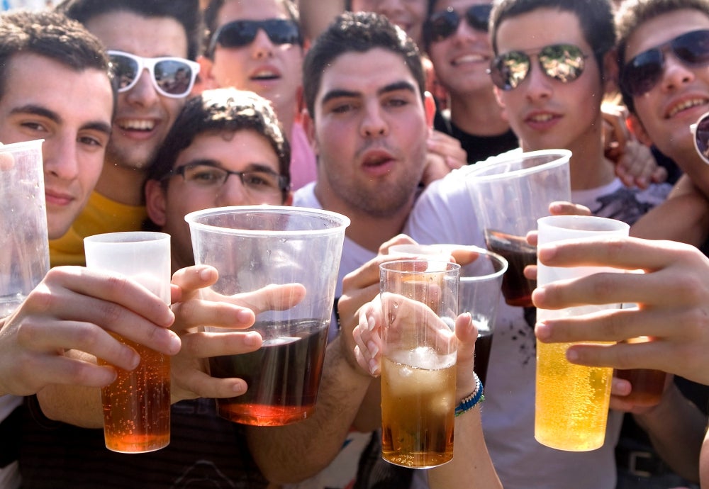 El consumo de estupefacientes y alcohol, la peligrosa moda entre los menores El consumo de estupefacientes y alcohol, la peligrosa moda entre los menores
