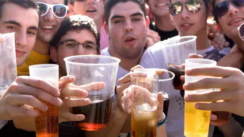 Jóvenes de botellón Jóvenes de botellón