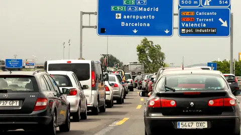 Una cola de coches en la A-7 en dirección a Barcelona Una cola de coches en la A-7 en dirección a Barcelona
