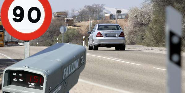 El Gobierno aprobará este viernes la rebaja a 90 km/h en las carreteras secundarias El Gobierno aprobará este viernes la rebaja a 90 km/h en las carreteras secundarias