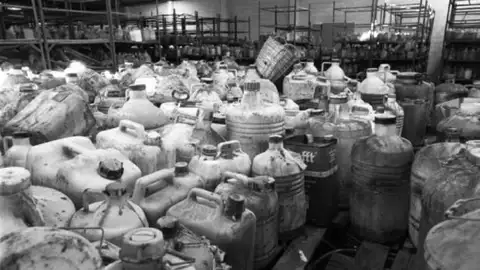 garrafas con aceite de colza garrafas con aceite de colza