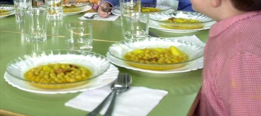 Varios niños en el comedor del colegio. Varios niños en el comedor del colegio.