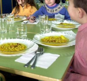 Varios niños en el comedor del colegio Varios niños en el comedor del colegio