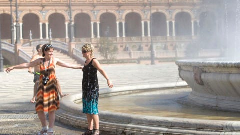 Turistas refresc&aacute;ndose en la Plaza de Espa&ntilde;a