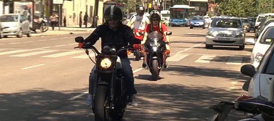 Dos motoristas por las calles de Madrid Dos motoristas por las calles de Madrid