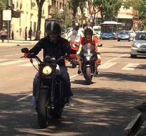Dos motoristas por las calles de Madrid Dos motoristas por las calles de Madrid
