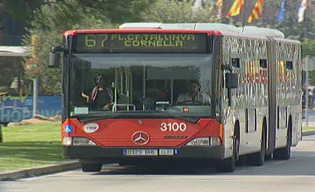 Un anciano resulta herido al atropellarle un autobús urbano de Barcelona que siguió su ruta sin detenerse Un anciano resulta herido al atropellarle un autobús urbano de Barcelona que siguió su ruta sin detenerse