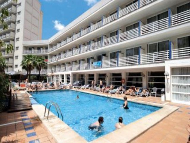 Muere un joven británico de 20 años tras caer desde un tercer piso en un hotel de Magaluf Muere un joven británico de 20 años tras caer desde un tercer piso en un hotel de Magaluf