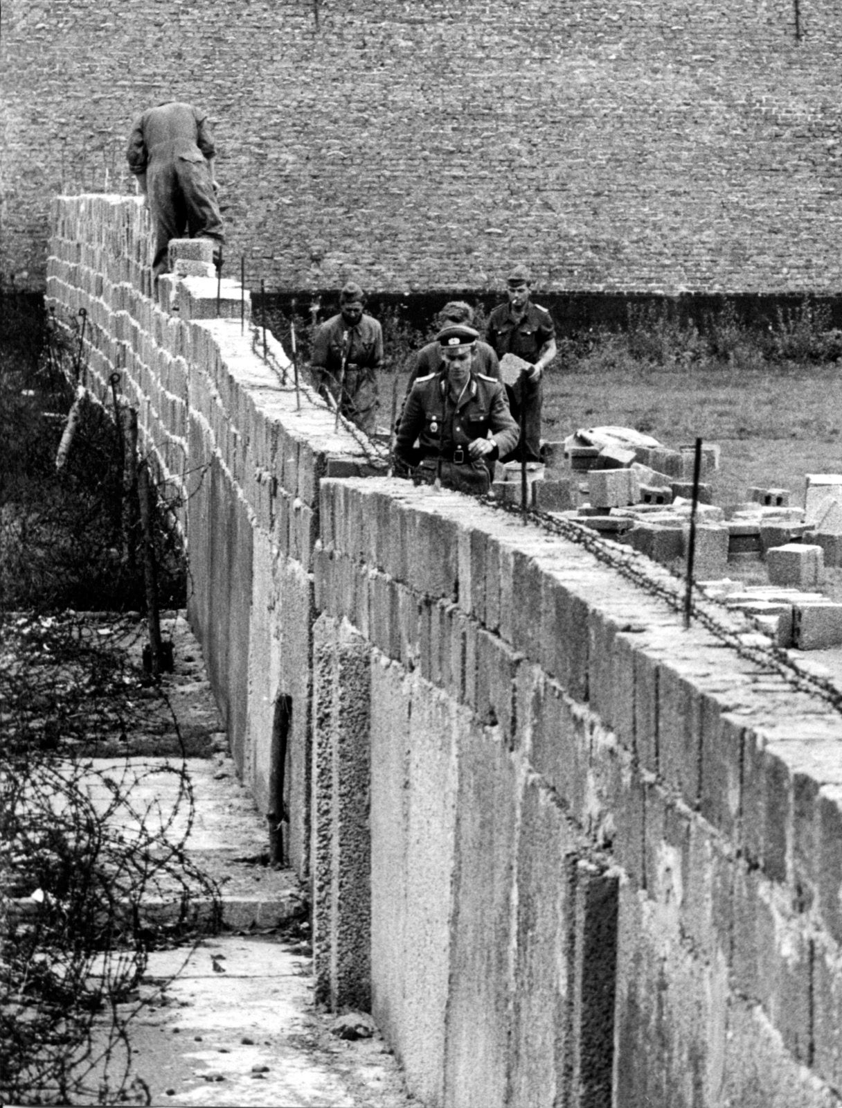 Tirar de la manta. Doble espía en el Muro de Berlín Tirar de la manta. Doble espía en el Muro de Berlín