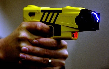 Detenido un hombre que inmovilizó a su expareja con un taser eléctrico y la agredió Detenido un hombre que inmovilizó a su expareja con un taser eléctrico y la agredió