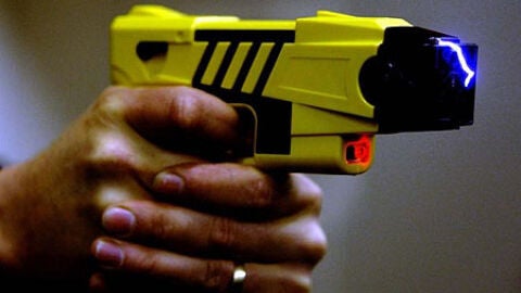 Pistola Taser en funcionamiento