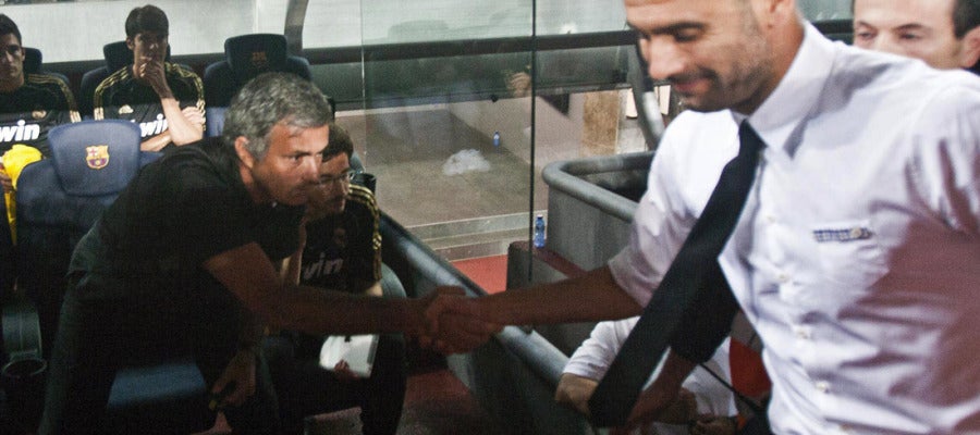 Mourinho y Pep Guardiola se estrechan la mano Mourinho y Pep Guardiola se estrechan la mano