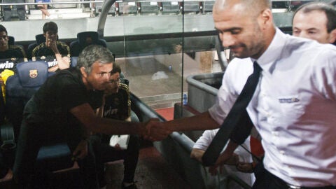 Mourinho y Pep Guardiola se estrechan la mano