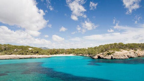 El paisaje de la cala de Mondrag&oacute; combina playa y monta&ntilde;a