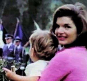 Jackie Kennedy posa con su hijo en brazos en un desfile militar. Jackie Kennedy posa con su hijo en brazos en un desfile militar.