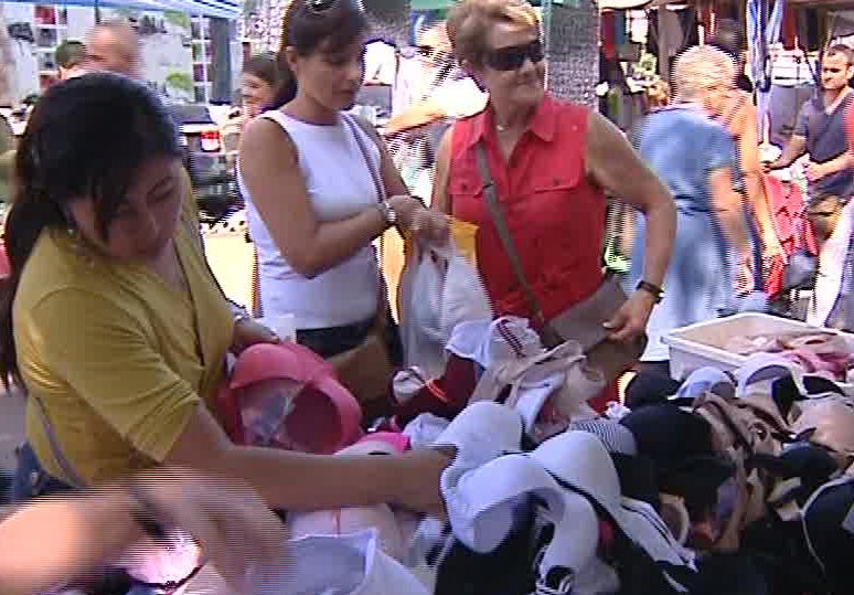 Oyentes: "Un cliente que me compraba un polo de cada modelo, al poco tiempo estaban repartidos por los mercadillos, y luego los devolvía" Oyentes: "Un cliente que me compraba un polo de cada modelo, al poco tiempo estaban repartidos por los mercadillos, y luego los devolvía"