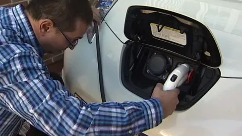 Un vehículo eléctrico en el momento de carga. Vehículos