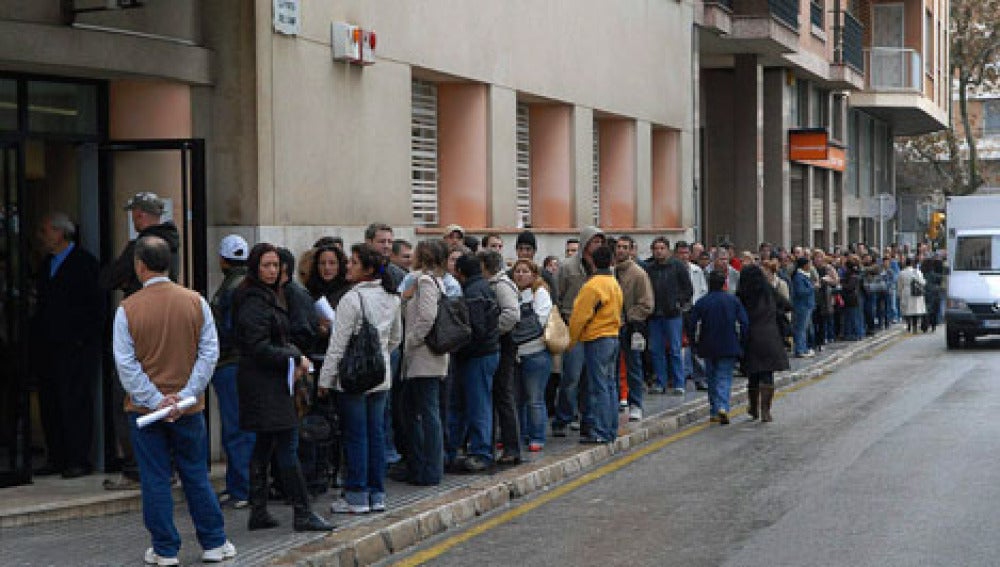 Personas en paro hacen cola a las puertas del Servicio de Ocupación de las Illes Balears