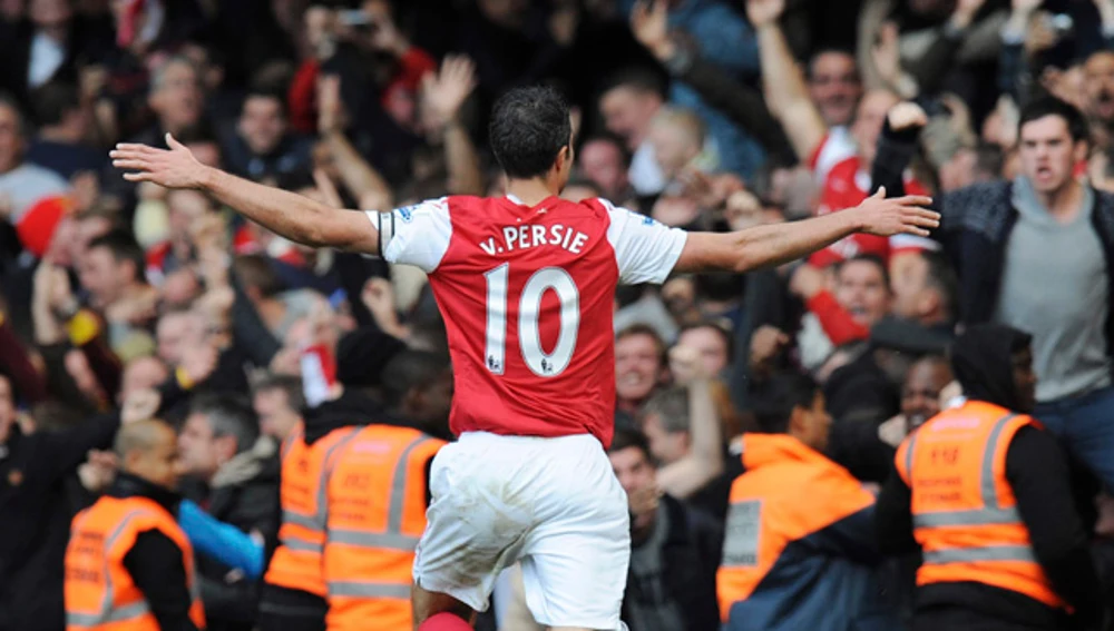 El capitán del Arsenal, Van Persie, celebra su gol