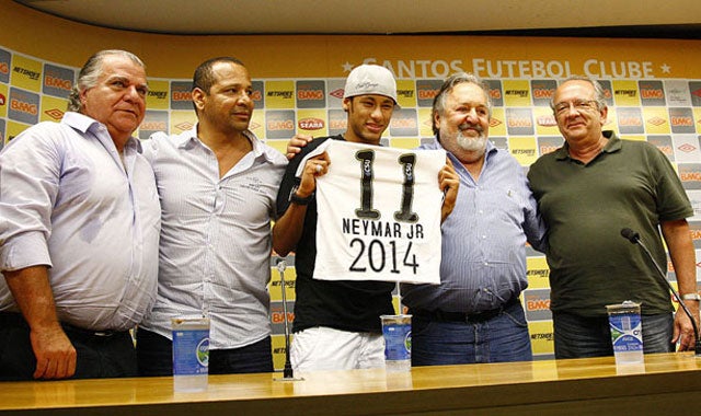 El Santos reclama 13,4 millones de euros al Barcelona y al PSG por el fichaje de Neymar El Santos reclama 13,4 millones de euros al Barcelona y al PSG por el fichaje de Neymar