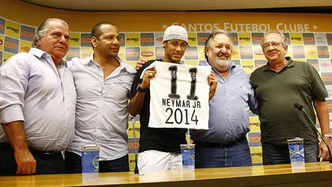 Neymar posa con el presidente del Santos Neymar posa con el presidente del Santos