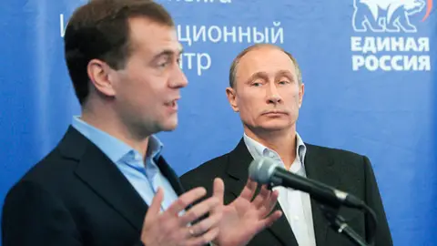 Dmitry Medvedev junto a Vladimir Putin Dmitry Medvedev junto a Vladimir Putin