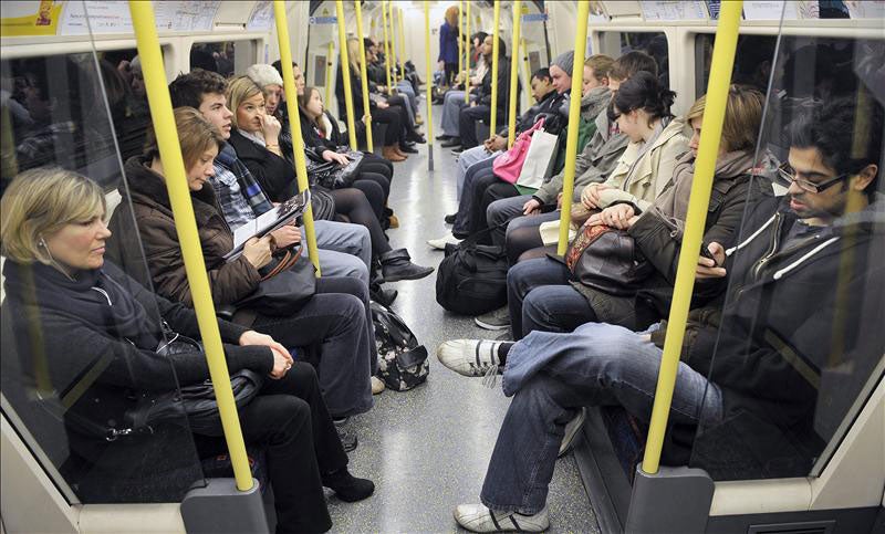 Golpean a una mujer por hablar español en un tren de cercanías de Londres Golpean a una mujer por hablar español en un tren de cercanías de Londres