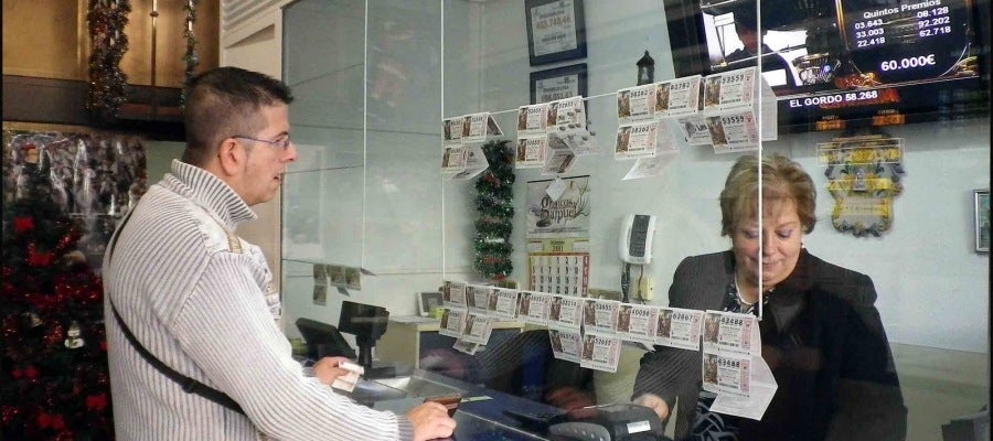 Comprando la lotería para el sorteo Comprando la lotería para el sorteo