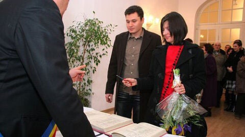 Boda civil en un ayuntamiento de Espa&ntilde;a