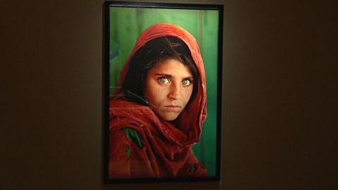 Foto de Steve McCurry, ni&ntilde;a afgana 