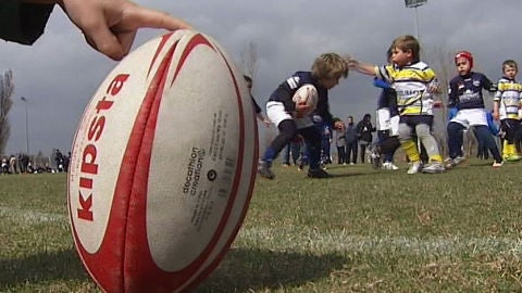 Ni&ntilde;os jugando al rugby