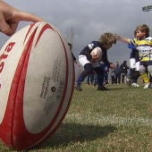 Niños jugando al rugby