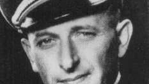 Adolf Eichmann es ejecutado en la horca por cr&iacute;menes contra la humanidad
