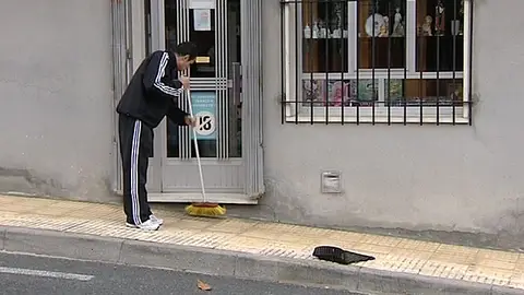 Limpieza de calles en un pueblo orensano Limpieza de calles en un pueblo orensano