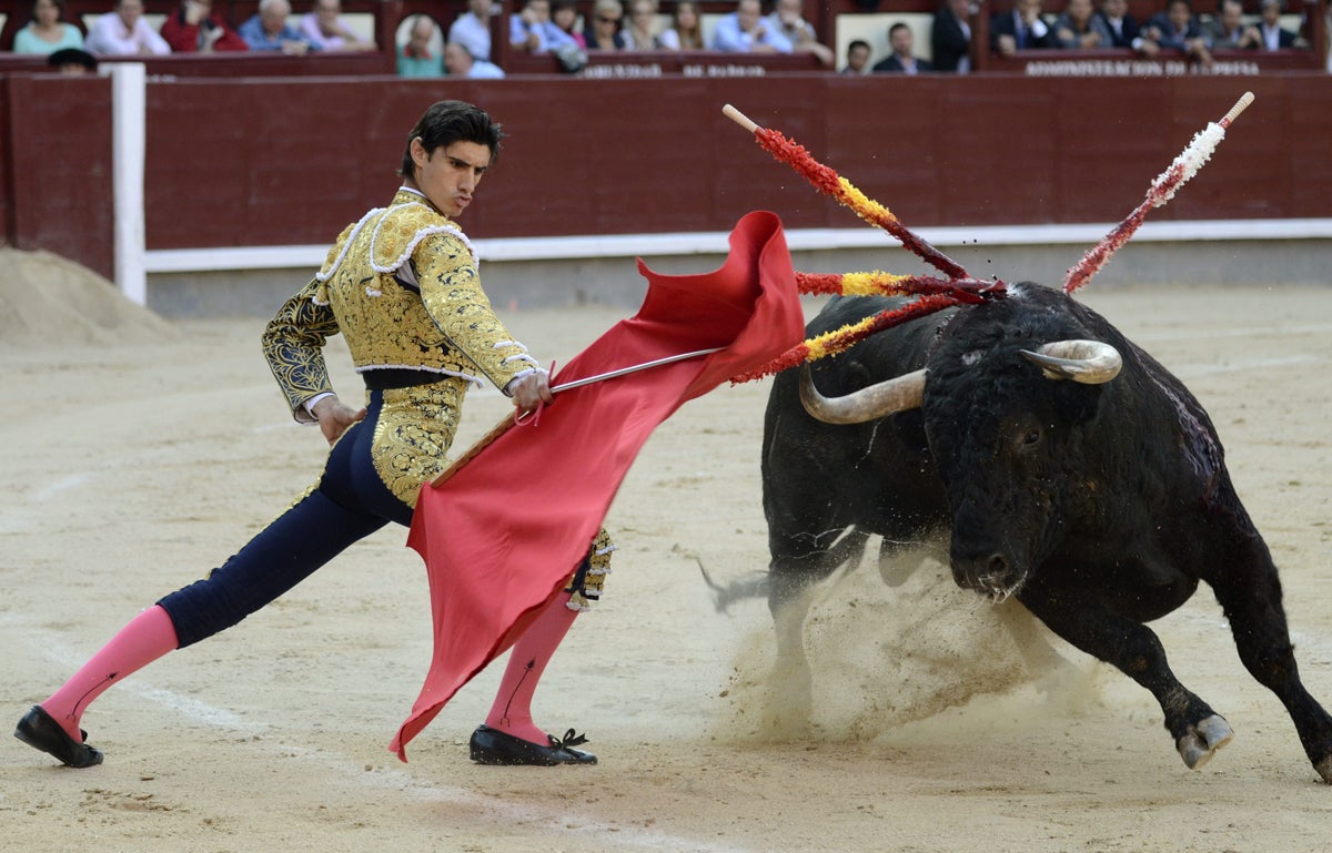 La Fiscalía estudia si hay delito en los tuits que celebran la muerte de Víctor Barrio La Fiscalía estudia si hay delito en los tuits que celebran la muerte de Víctor Barrio