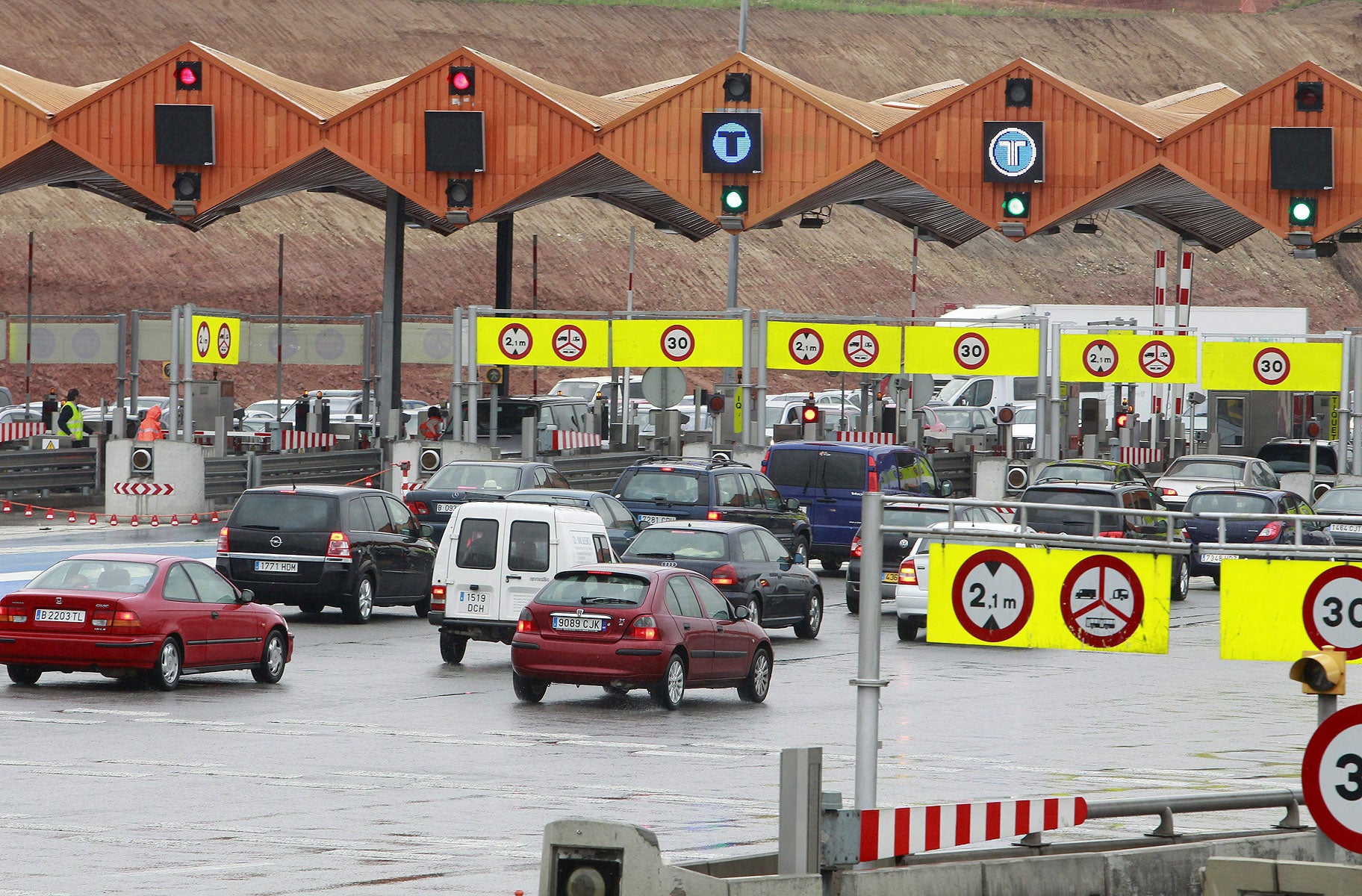 El Govern prevé sustituir el peaje de las autopistas por una 'tarifa plana' para todos los matriculados en Cataluña El Govern prevé sustituir el peaje de las autopistas por una 'tarifa plana' para todos los matriculados en Cataluña