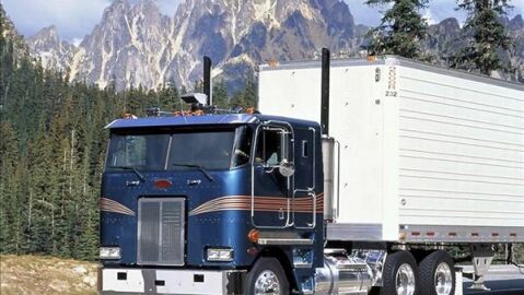 Cami&oacute;n en la carretera