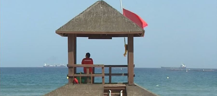 Bandera roja en la playa Bandera roja en la playa